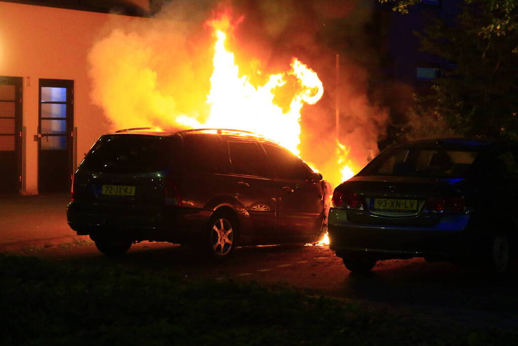 Personenauto door brand verwoest