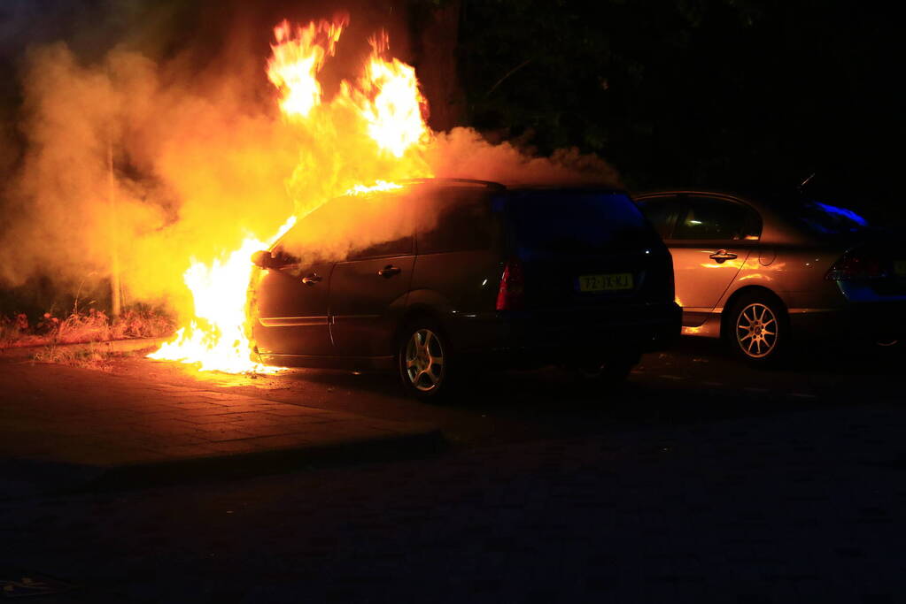 Personenauto door brand verwoest