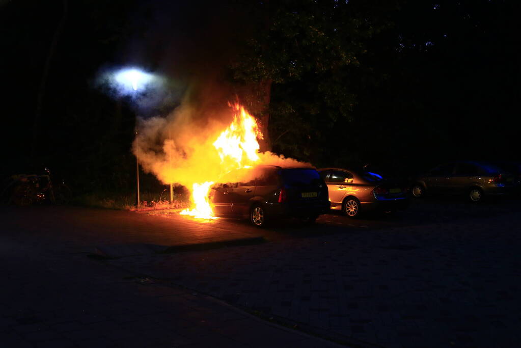 Personenauto door brand verwoest