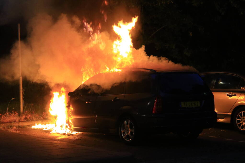 Personenauto door brand verwoest