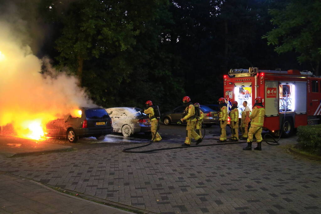 Personenauto door brand verwoest