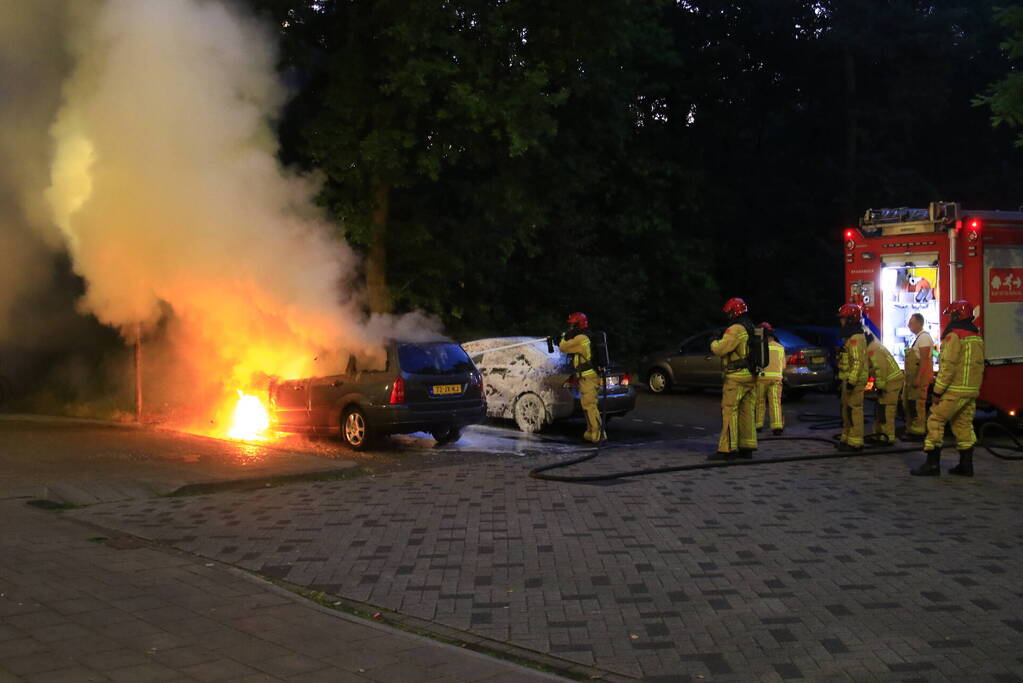 Personenauto door brand verwoest