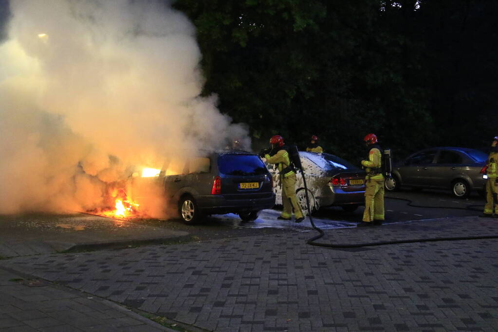 Personenauto door brand verwoest