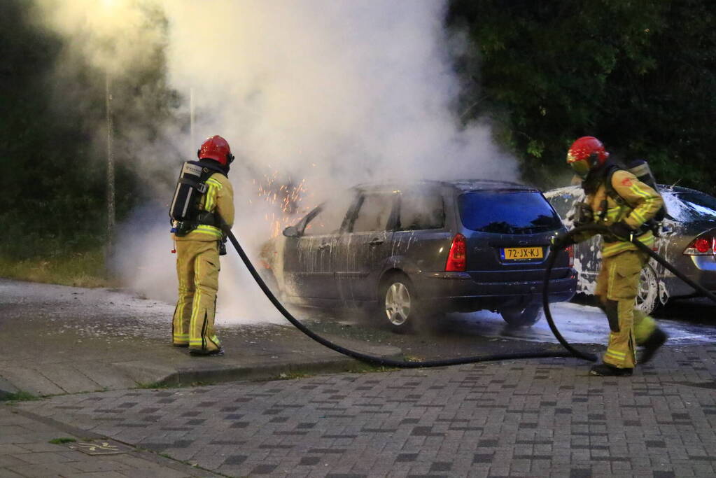 Personenauto door brand verwoest