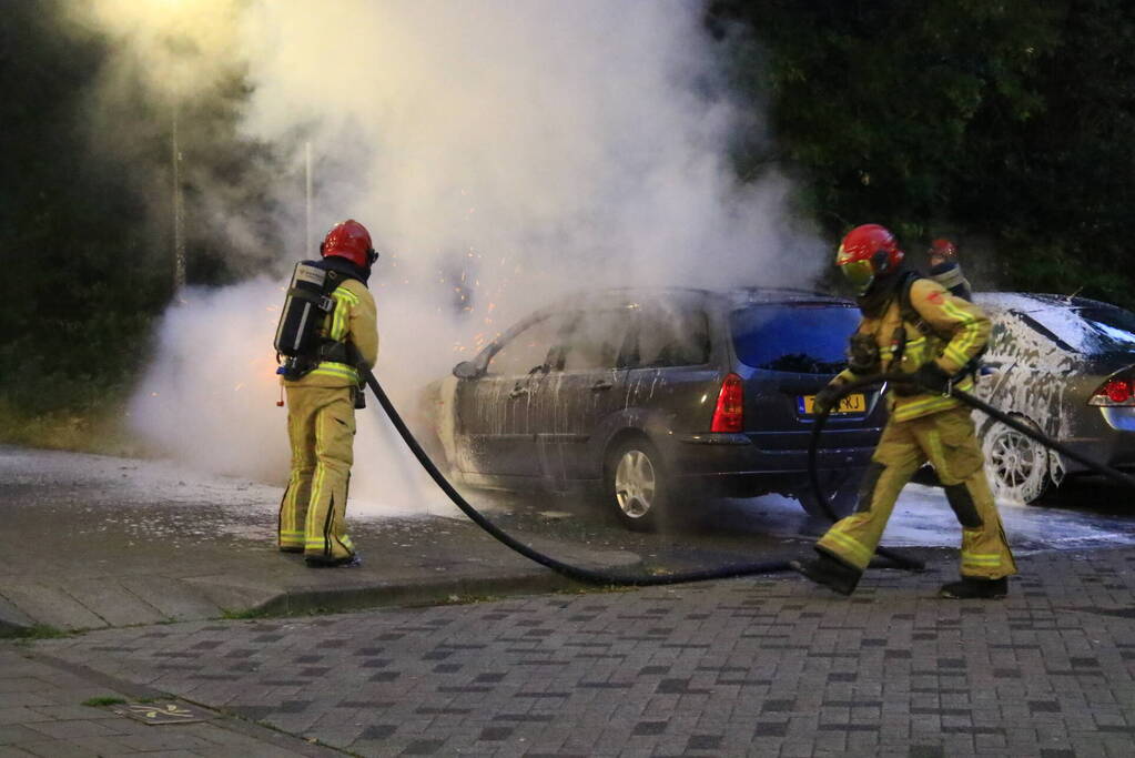 Personenauto door brand verwoest