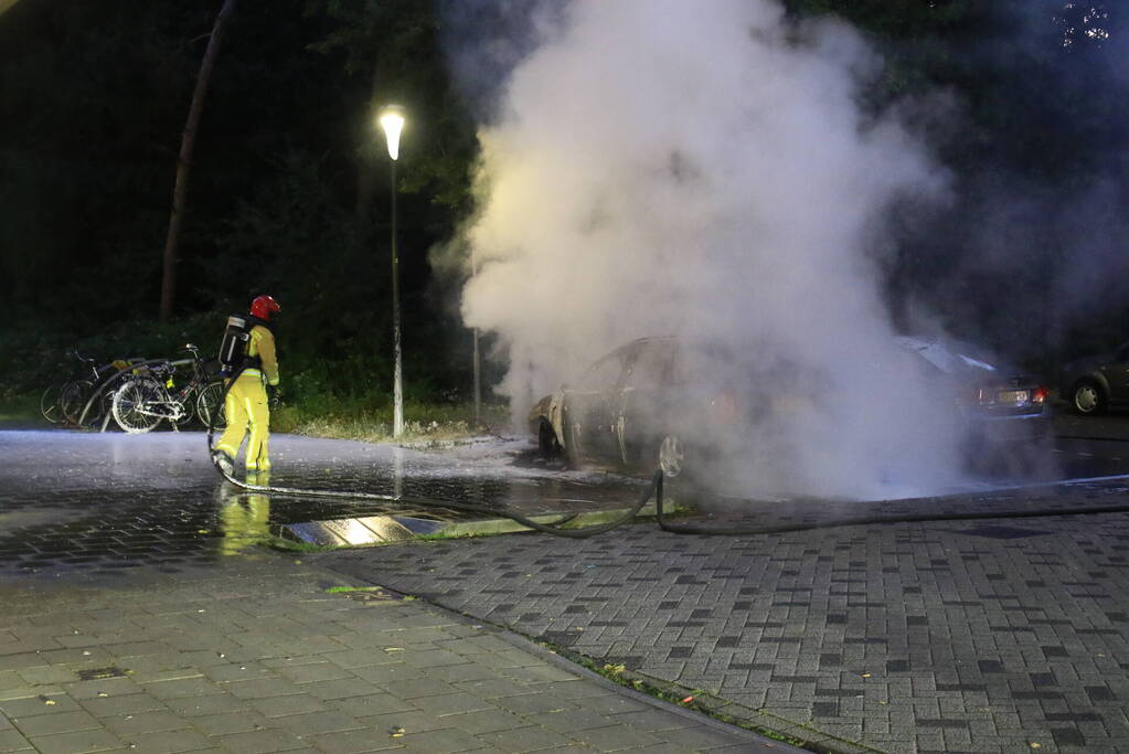 Personenauto door brand verwoest