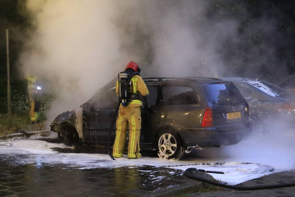 Personenauto door brand verwoest