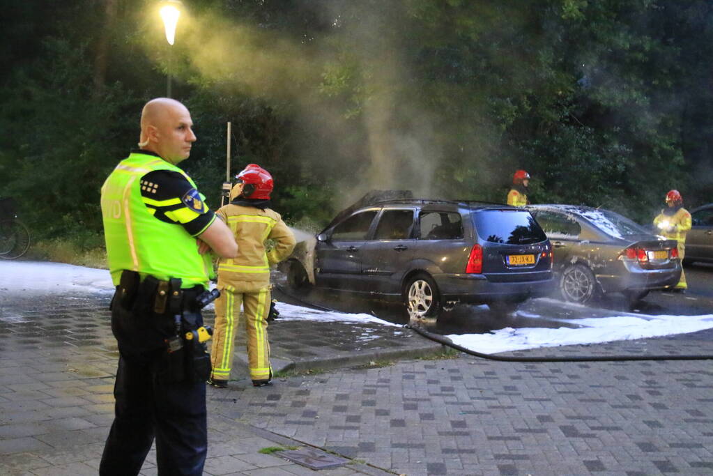 Personenauto door brand verwoest