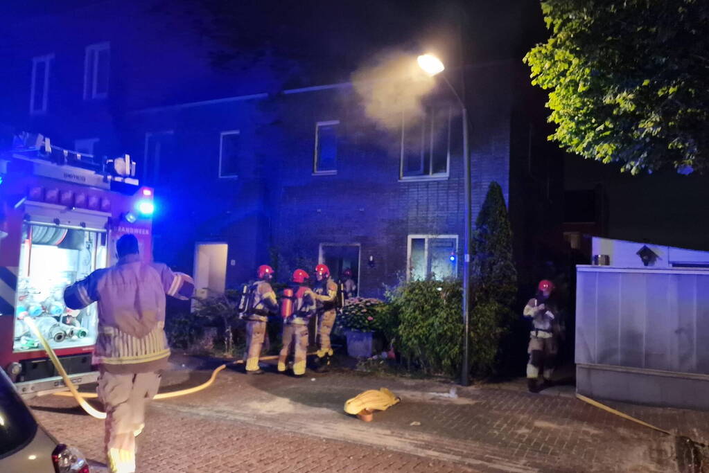 Buurman ontdekt brand in woning