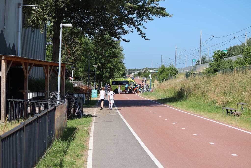 Scooterrijder en fietser botsen op fietspad