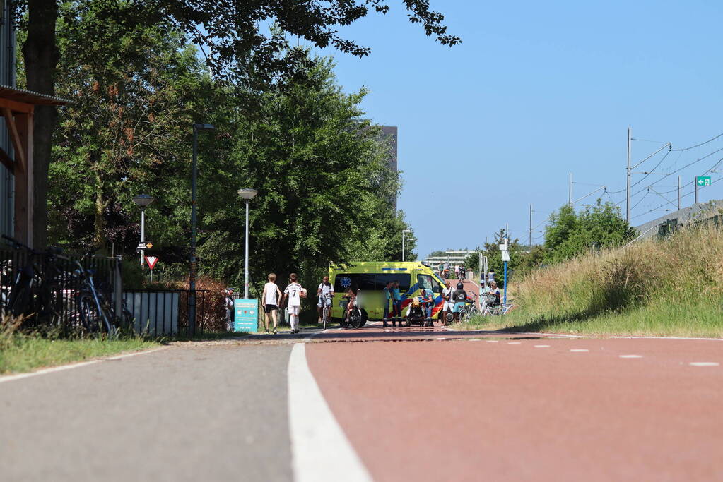 Scooterrijder en fietser botsen op fietspad