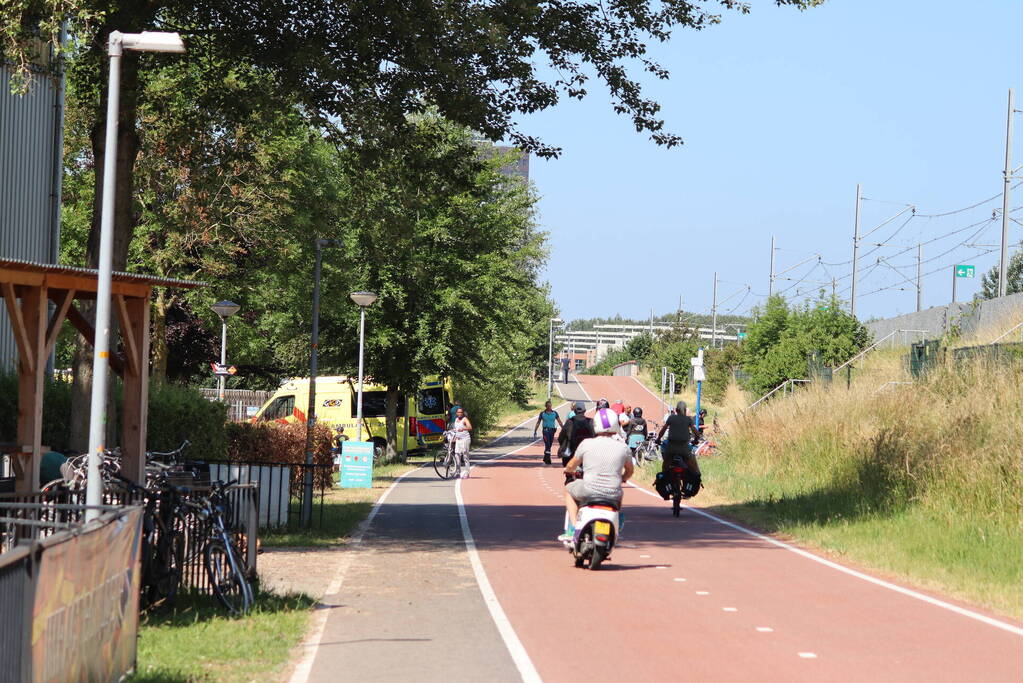 Scooterrijder en fietser botsen op fietspad