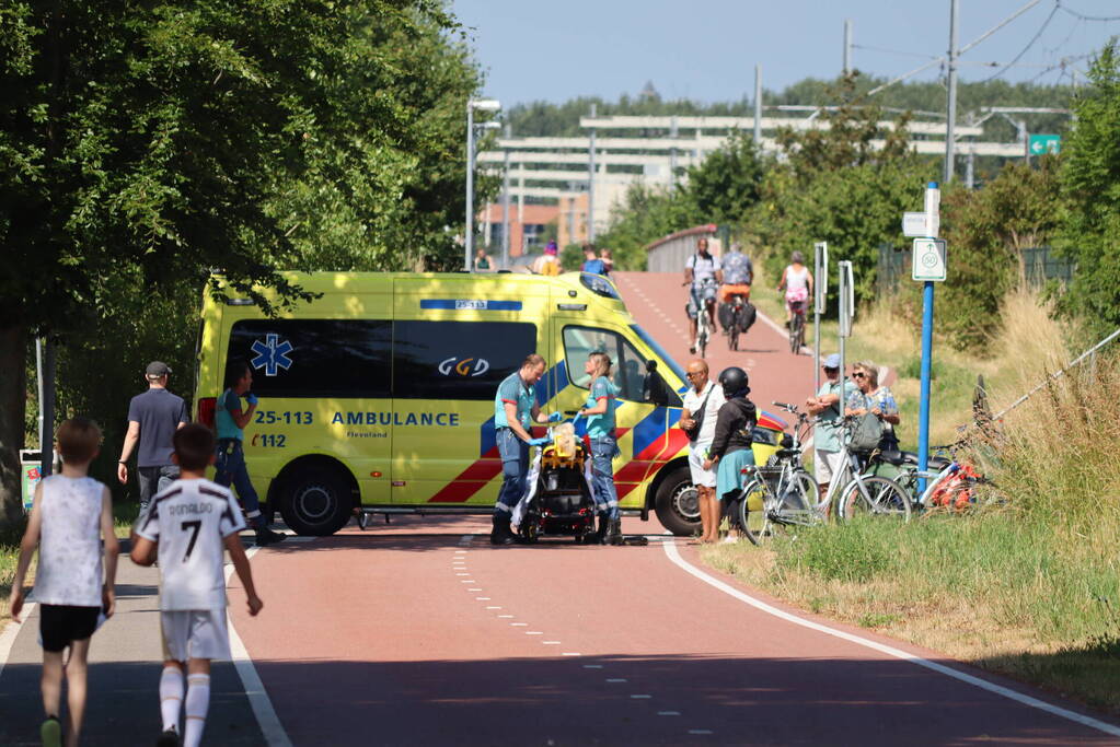 Scooterrijder en fietser botsen op fietspad