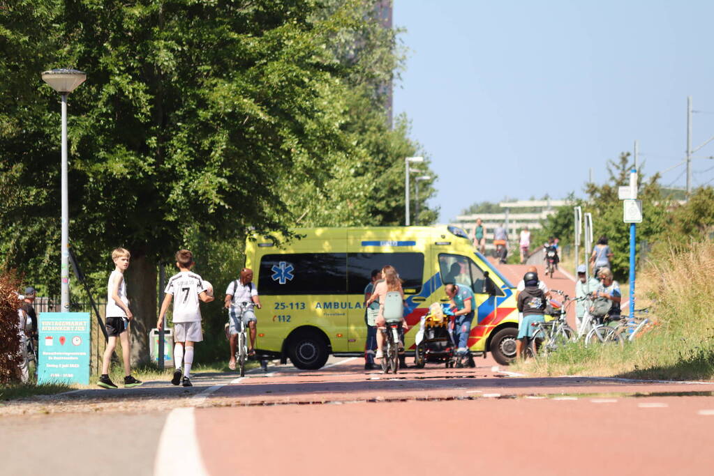 Scooterrijder en fietser botsen op fietspad