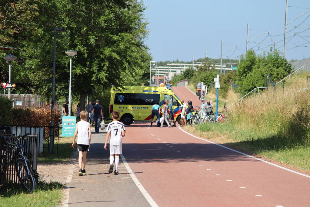 Scooterrijder en fietser botsen op fietspad