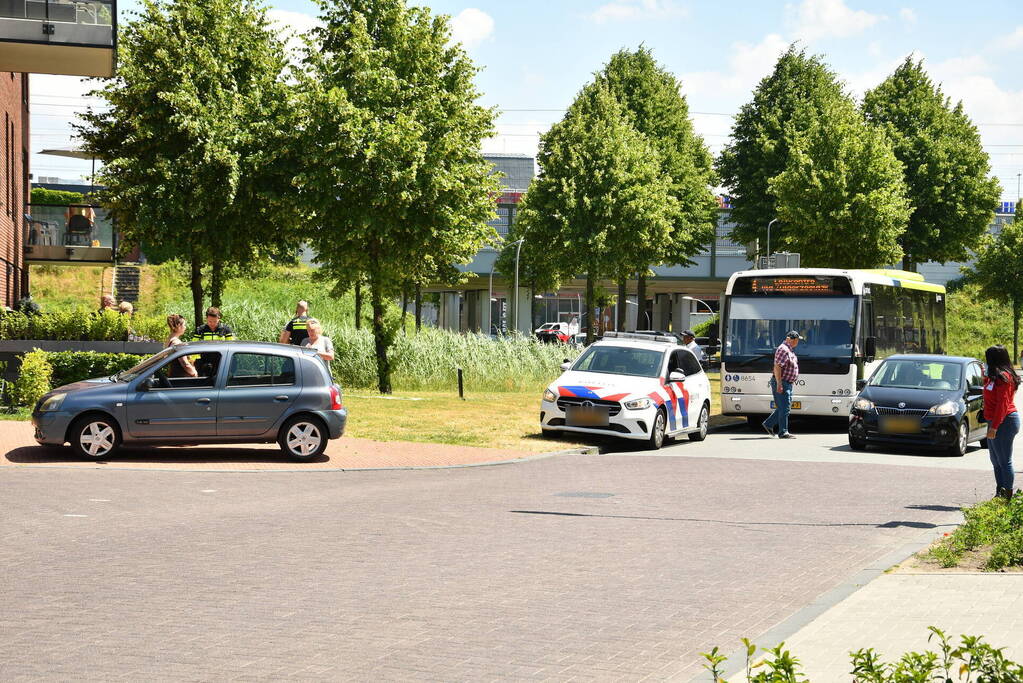 Aanrijding op rotonde tussen Arriva bus en auto