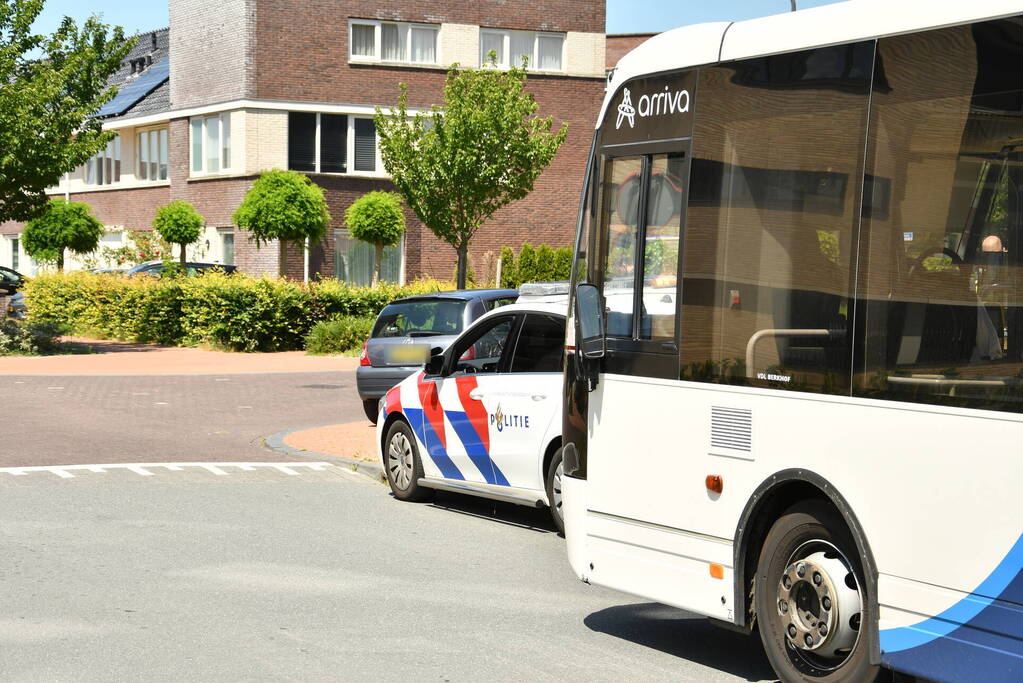 Aanrijding op rotonde tussen Arriva bus en auto