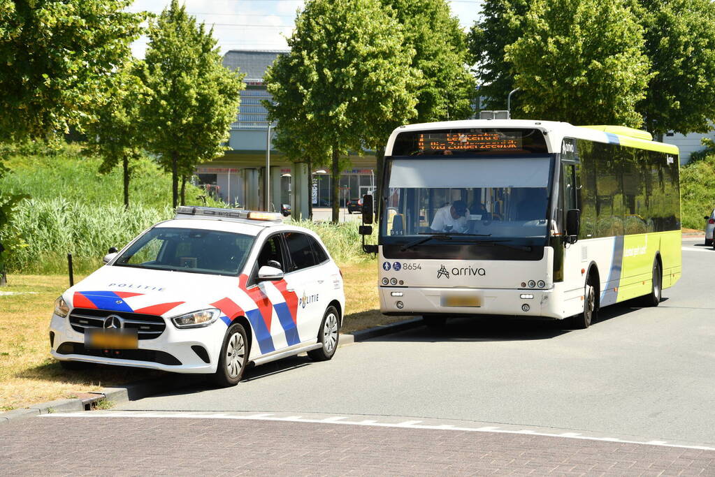 Aanrijding op rotonde tussen Arriva bus en auto