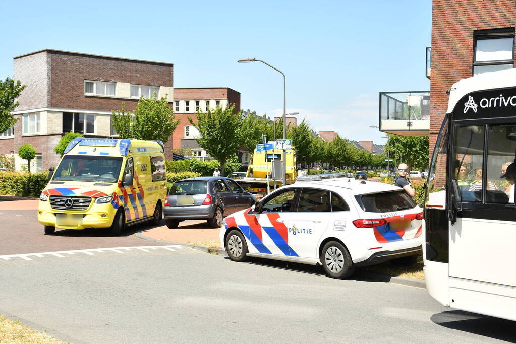 Aanrijding op rotonde tussen Arriva bus en auto