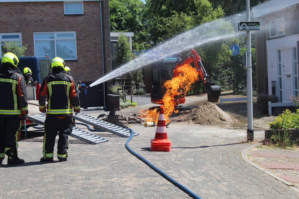 Gasleiding vliegt in brand bij werkzaamheden