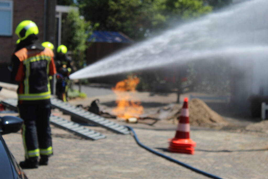 Gasleiding vliegt in brand bij werkzaamheden