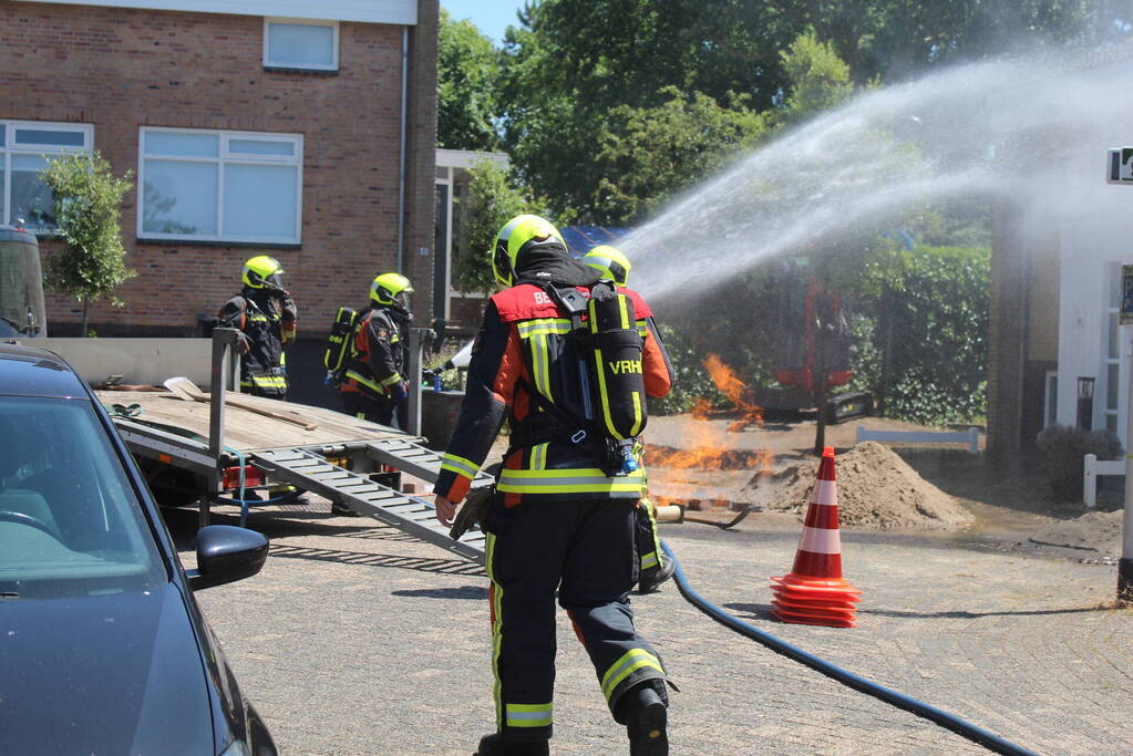 Gasleiding vliegt in brand bij werkzaamheden