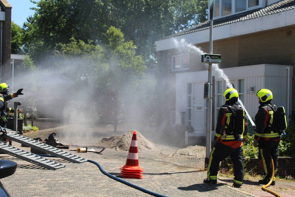 Gasleiding vliegt in brand bij werkzaamheden