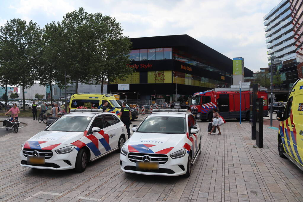 Fietser zwaargewond bij aanrijding met bestelbus