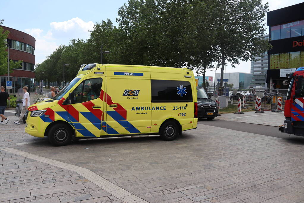 Fietser zwaargewond bij aanrijding met bestelbus