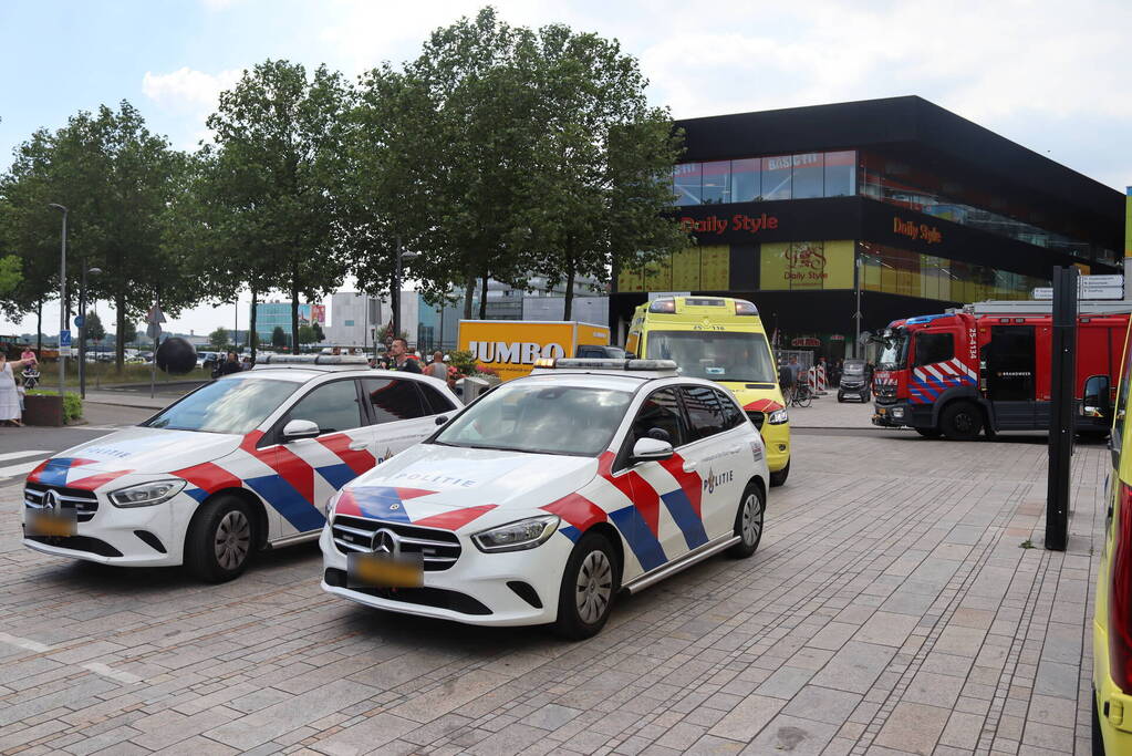 Fietser zwaargewond bij aanrijding met bestelbus