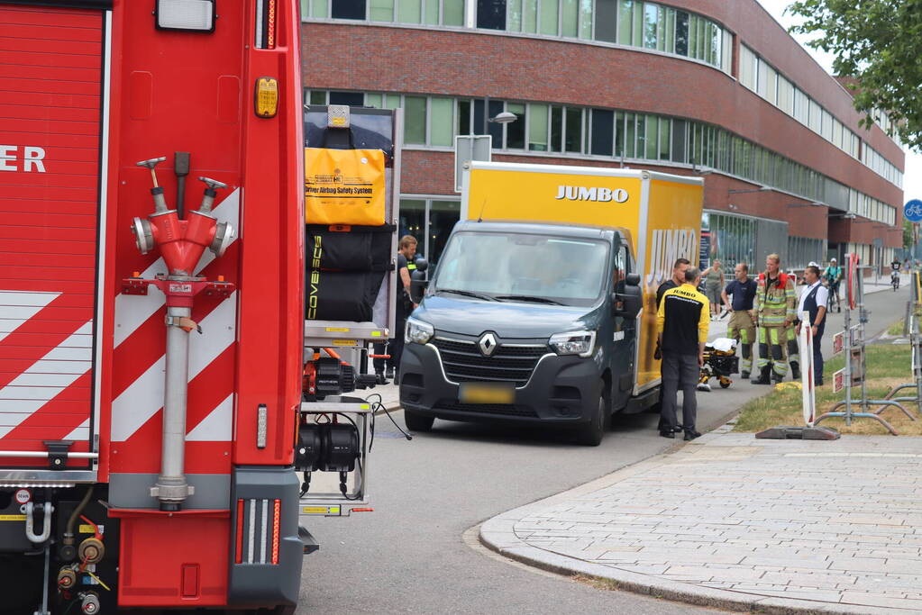 Fietser zwaargewond bij aanrijding met bestelbus