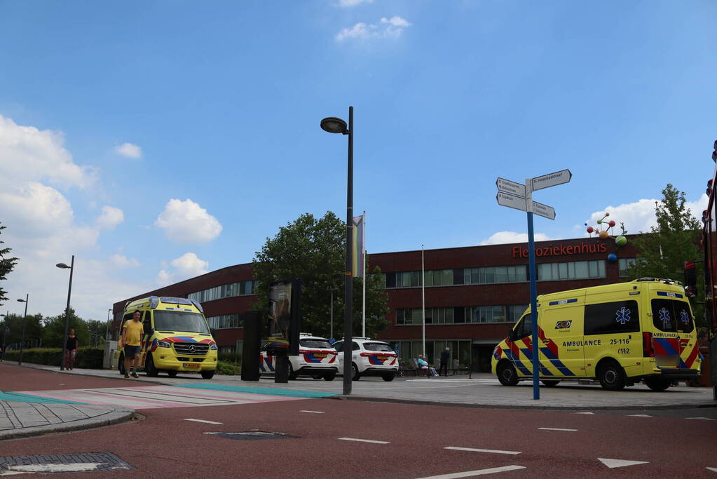 Fietser zwaargewond bij aanrijding met bestelbus