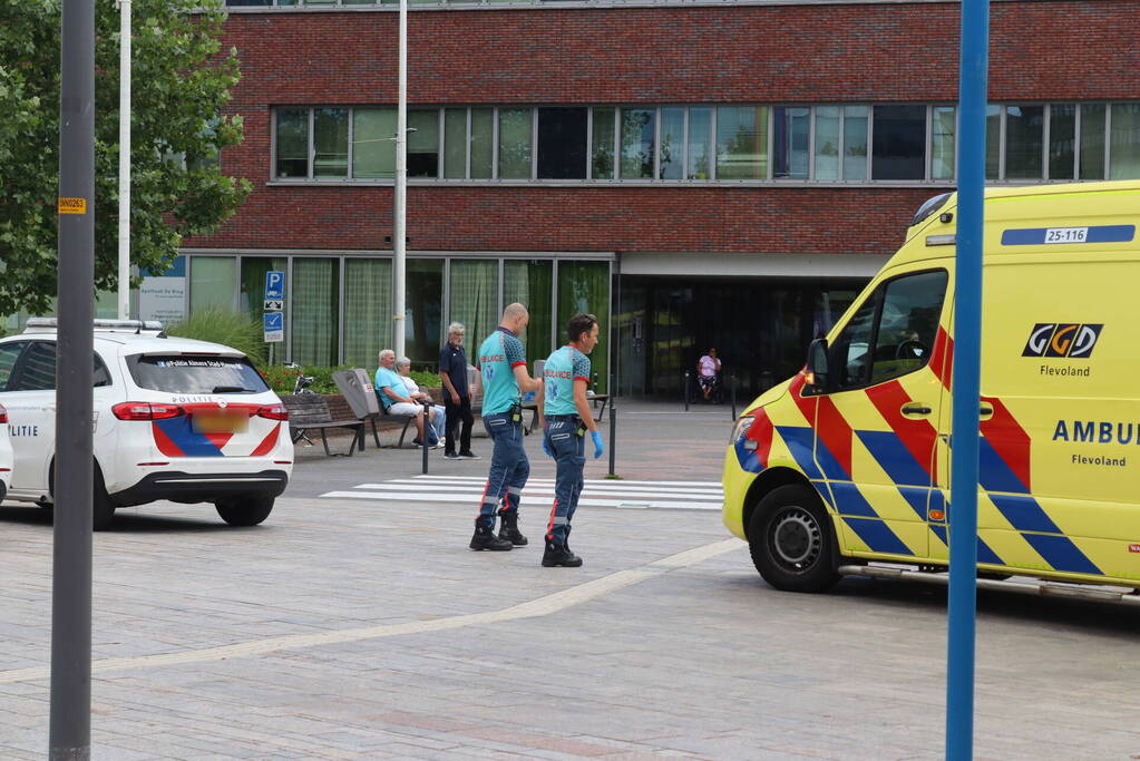 Fietser zwaargewond bij aanrijding met bestelbus