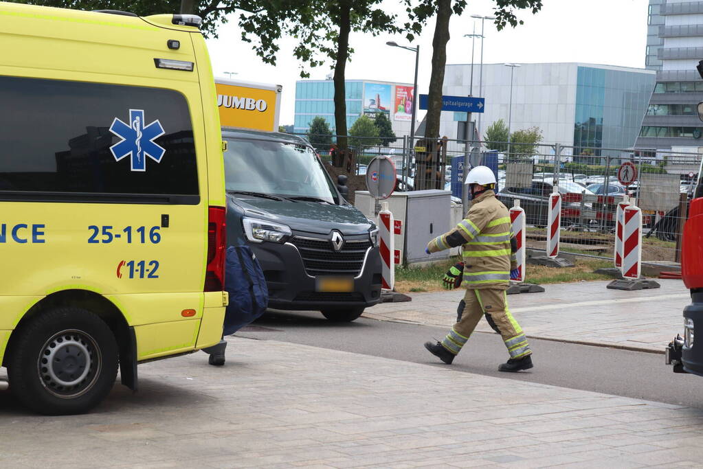 Fietser zwaargewond bij aanrijding met bestelbus