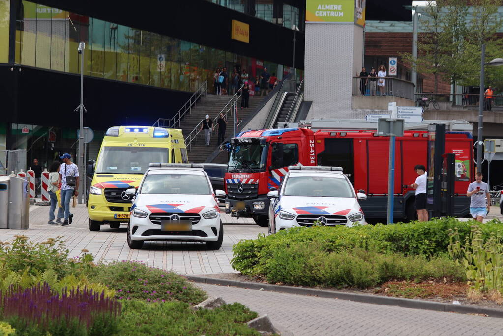 Fietser zwaargewond bij aanrijding met bestelbus