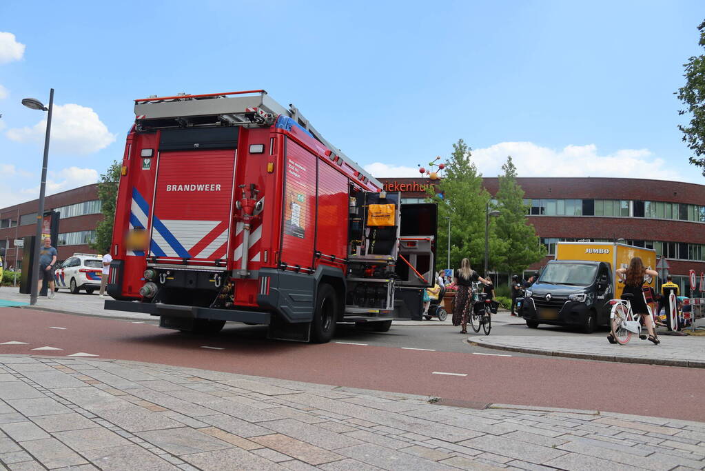 Fietser zwaargewond bij aanrijding met bestelbus