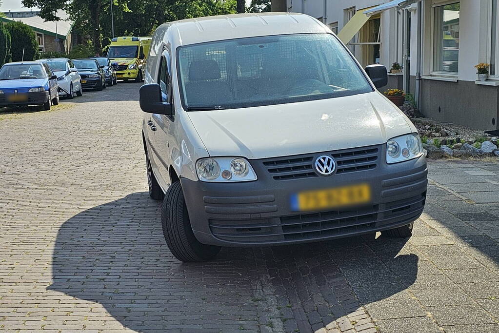 Vrouw gewond bij aanrijding met bestelbus