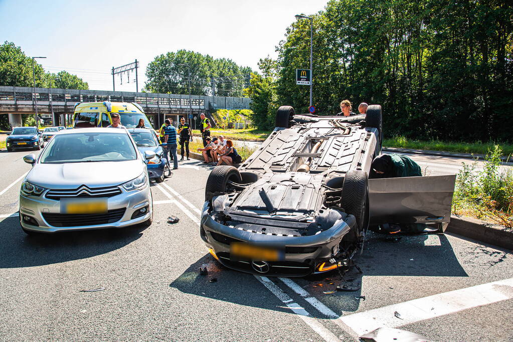 Auto belandt op zijn kop bij botsing