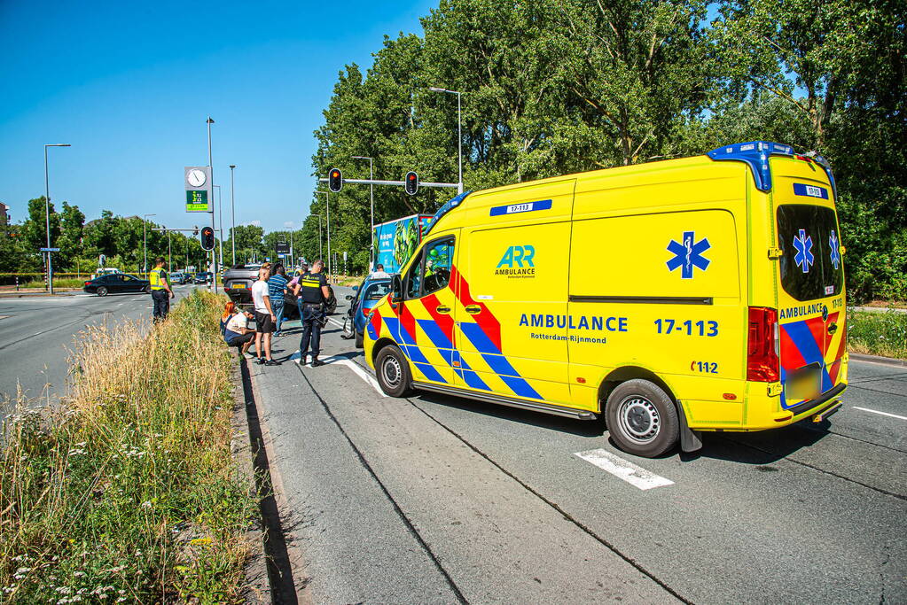 Auto belandt op zijn kop bij botsing