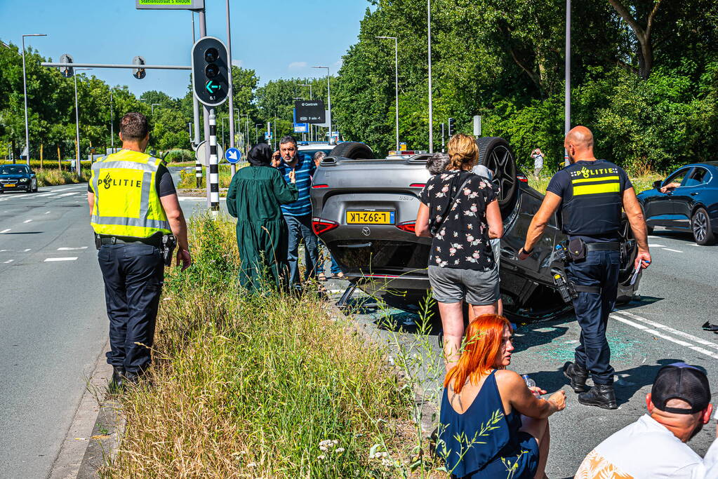 Auto belandt op zijn kop bij botsing