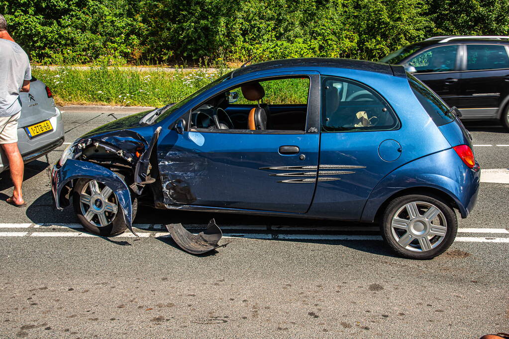 Auto belandt op zijn kop bij botsing