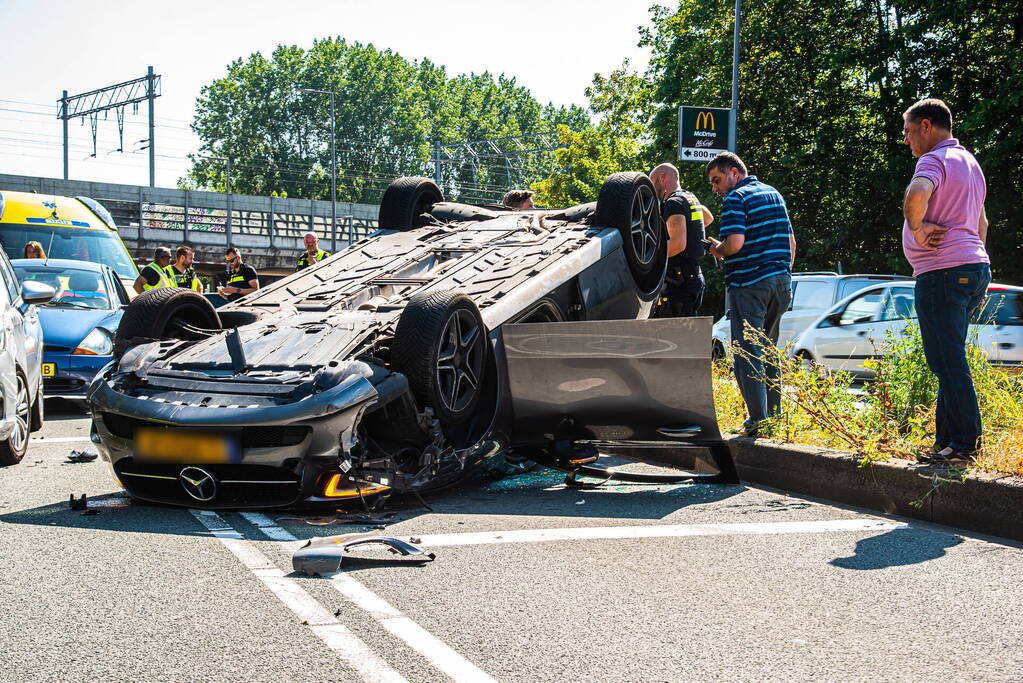 Auto belandt op zijn kop bij botsing