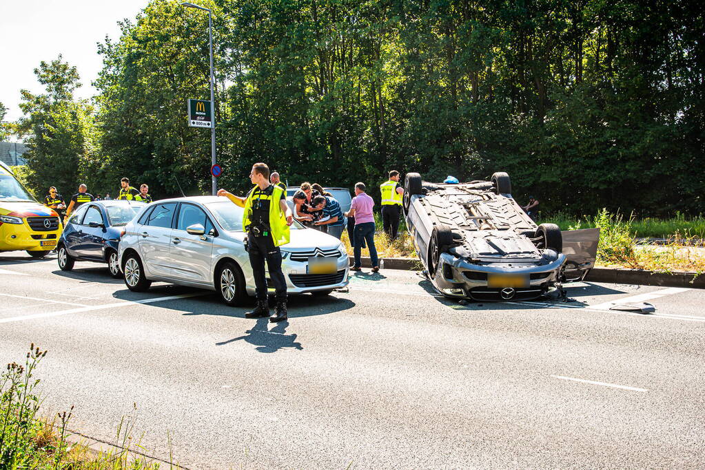 Auto belandt op zijn kop bij botsing