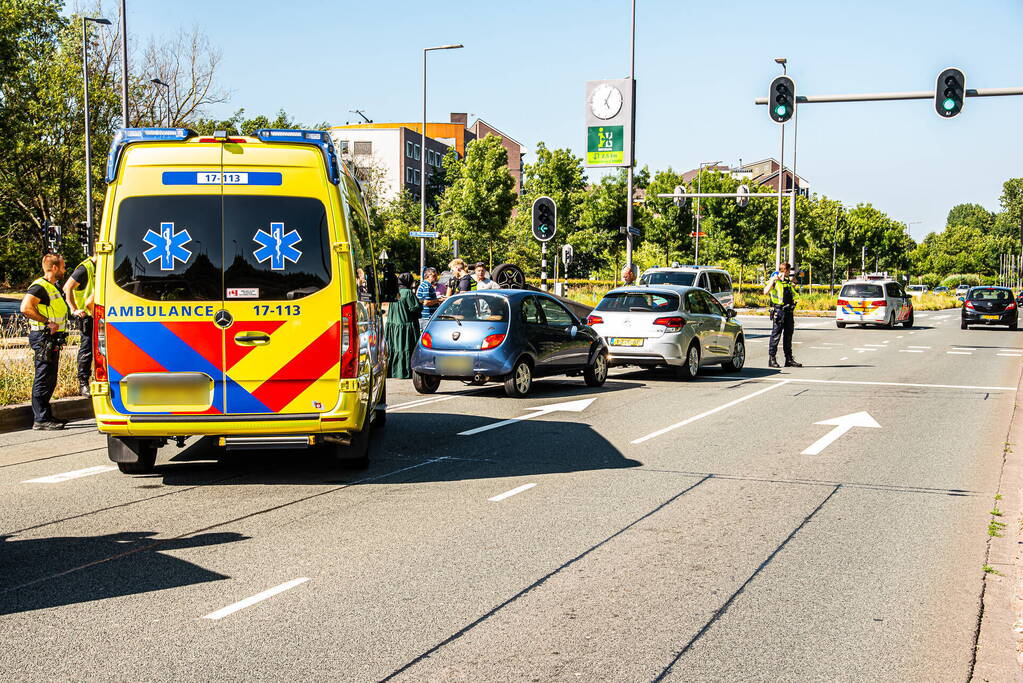 Auto belandt op zijn kop bij botsing