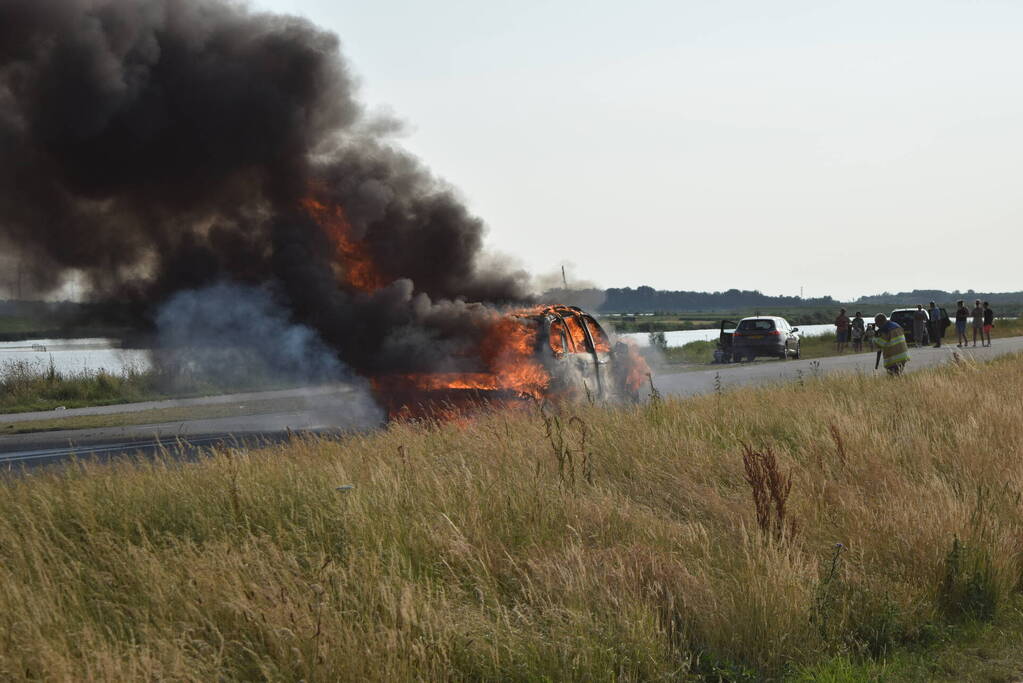 Personenauto volledig uitgebrand