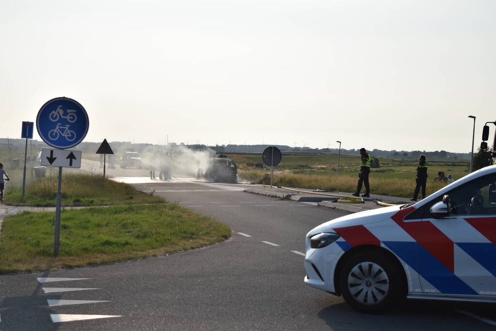 Personenauto volledig uitgebrand