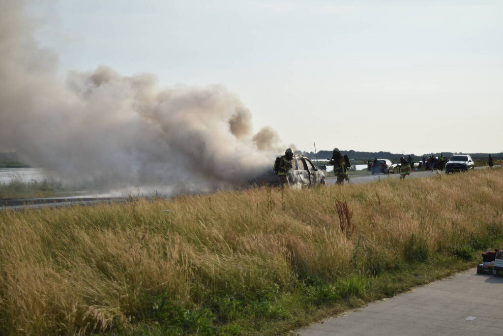 Personenauto volledig uitgebrand