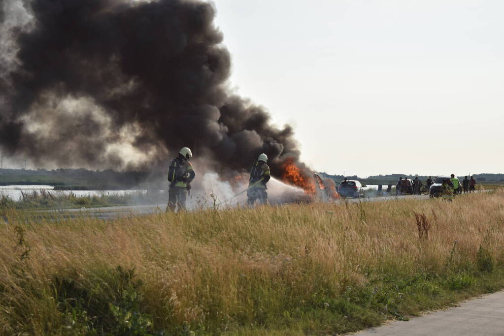 Personenauto volledig uitgebrand