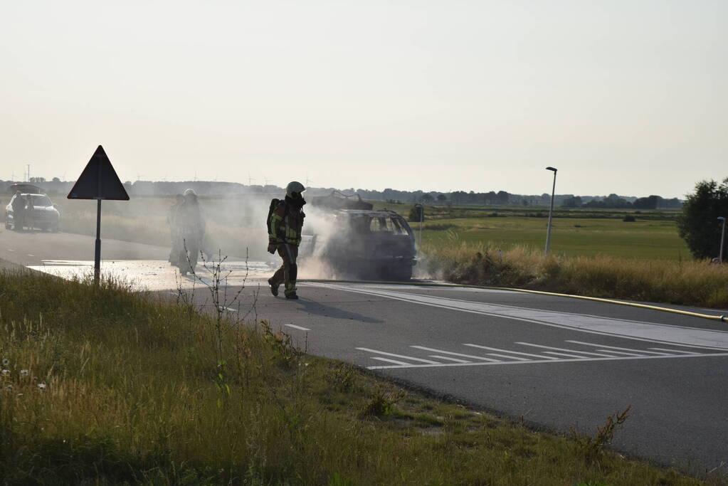 Personenauto volledig uitgebrand