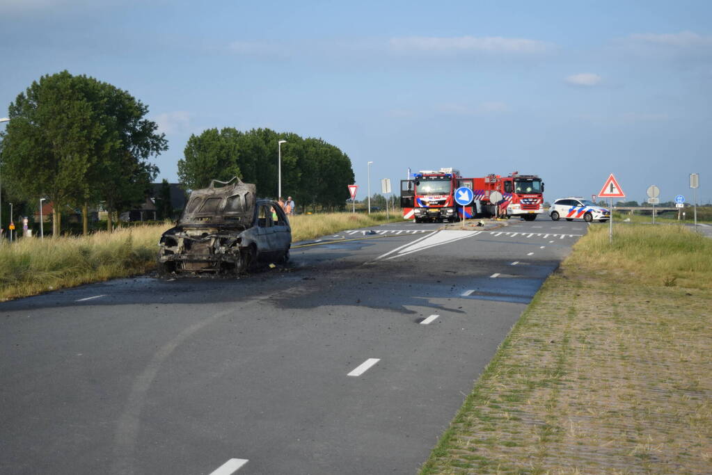 Personenauto volledig uitgebrand